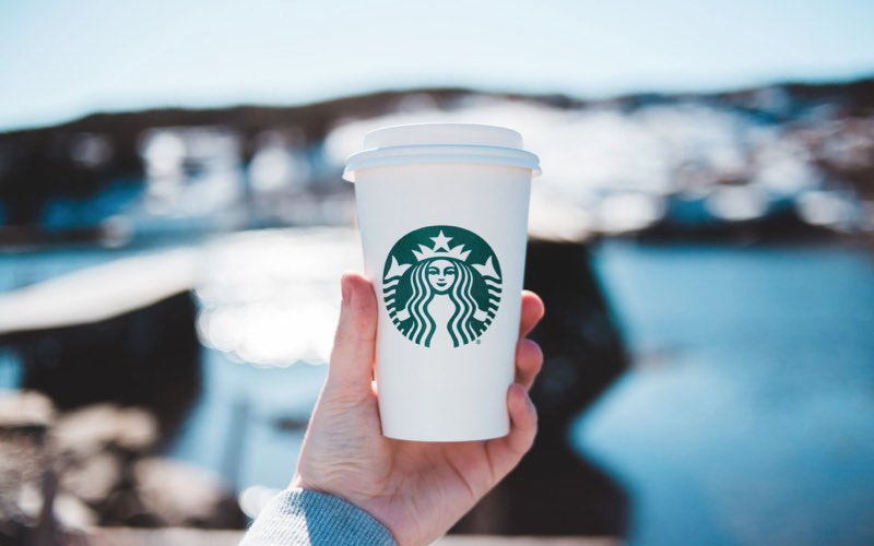 Starbucks commence à abandonner les tasses à café jetables